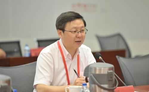 伞锋出席研讨会。人民网 杨铁虎摄