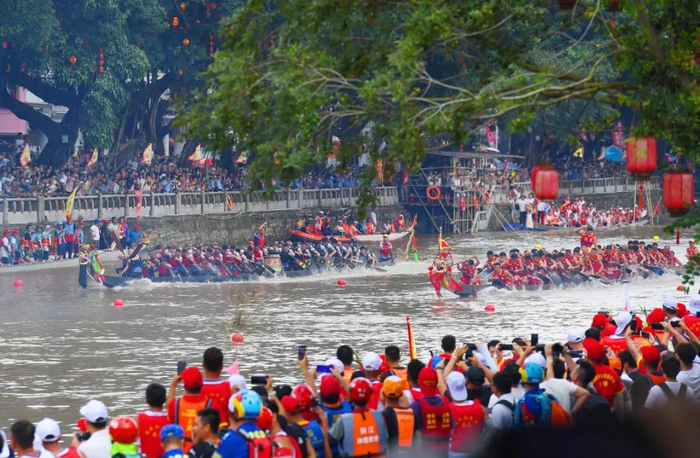 资料图：2024年阳江（江城）逆水传统龙舟大赛精彩纷呈。谭文强 摄