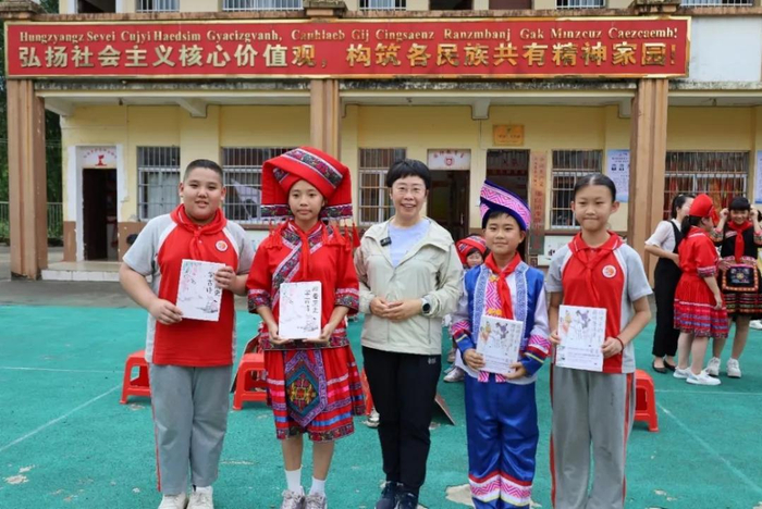 ▲“道中华”边疆行“曼行国道·219”活动中，蒙曼在滩散小学的赠书仪式上和孩子们合影。（图片来源：道中华）