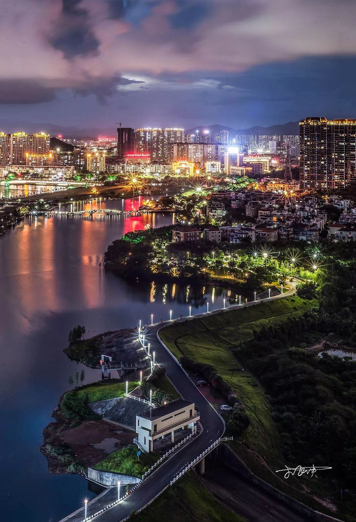 资料图：鸳鸯湖公园夜色。杜章焱 摄