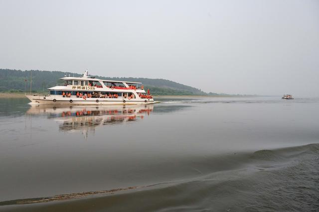 ↑游客从黑龙江省漠河市北极村景区上船，乘船在黑龙江上观光游玩（7月2日摄）。新华社记者 谢剑飞 摄
