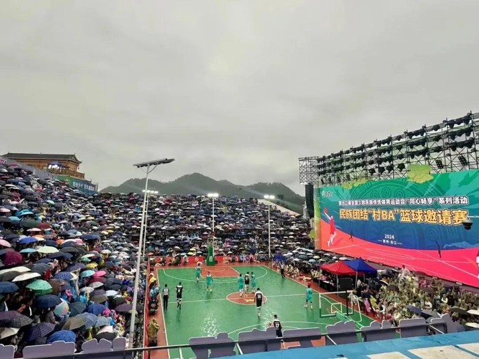 ▲2024年全国民族团结“村BA”篮球邀请赛期间，雨中的台盘乡篮球赛场。（图片来源：贵州省民宗委）