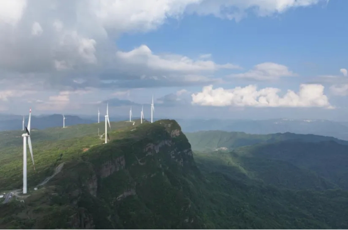 ▲山上的白色风机迎风发电摄影：刘航