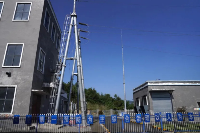 ▲升压站内高高竖立的避雷针摄影：但棣瑶