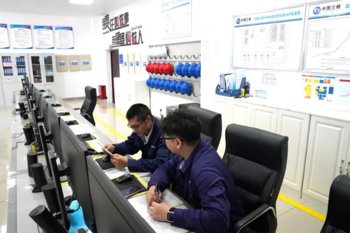 ▲运维人员在中控室摄影：但棣瑶