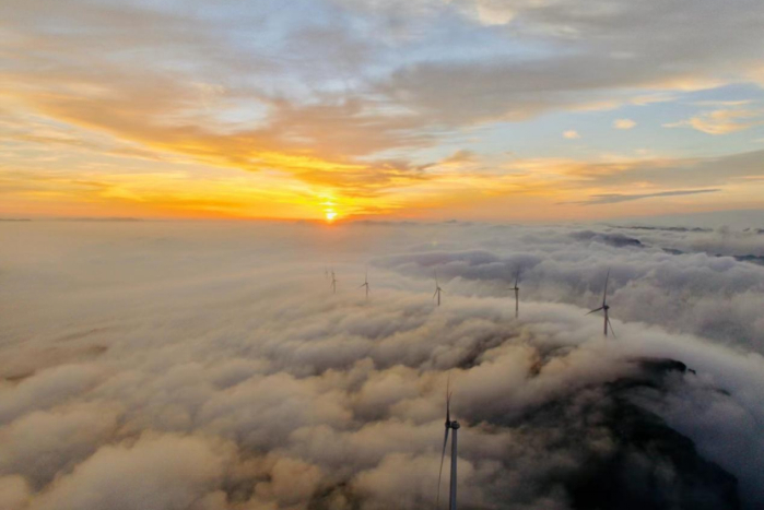 ▲云海中的大梁子风电场摄影：刘航