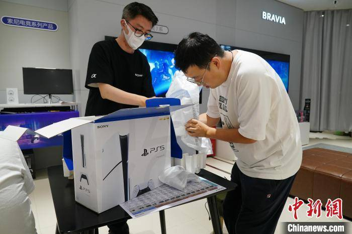 云南昆明，一名市民购买PS5主机。中新社记者 刘冉阳 摄