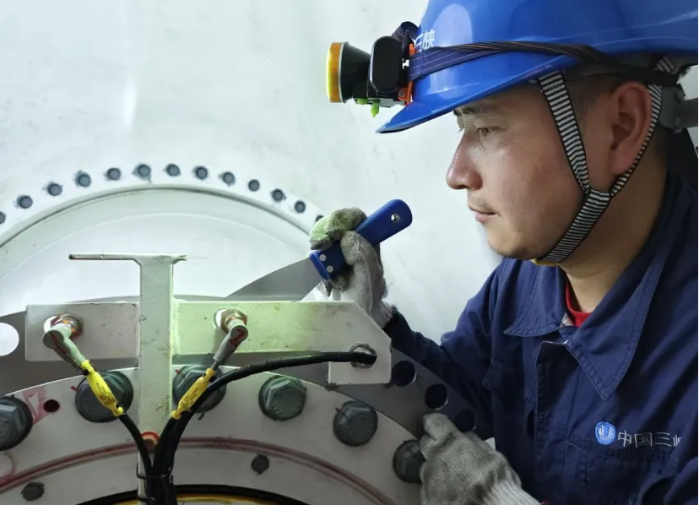 ▲运维人员正在进行维修作业摄影：何云