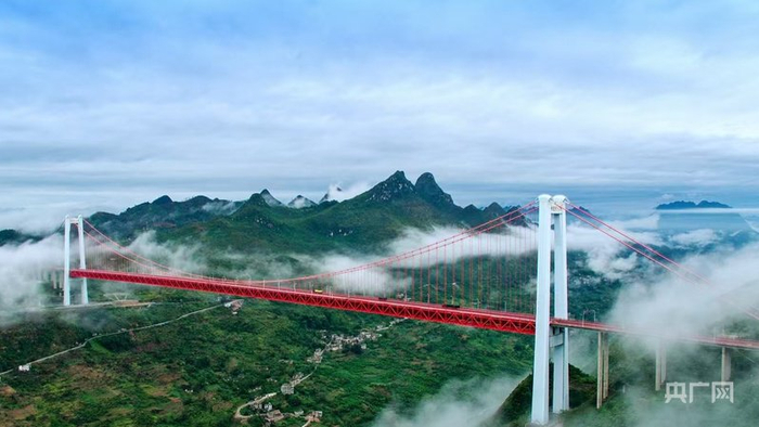 坝陵河大桥的壮观美景（央广网发  陈志浩  摄）