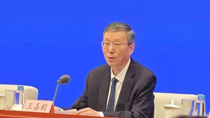 教育部副部长王嘉毅在今天国务院新闻办公室举行的新闻发布会现场。中青报·中青网记者 樊未晨摄