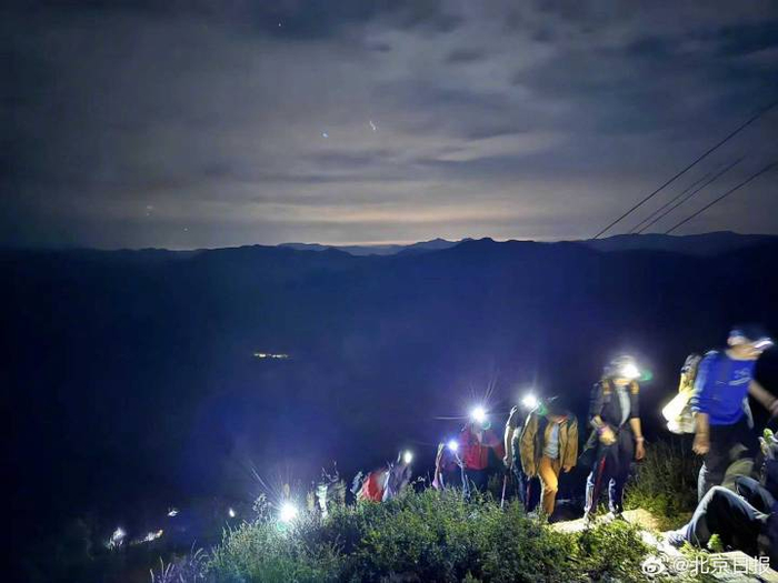 夜爬登山者络绎不绝。