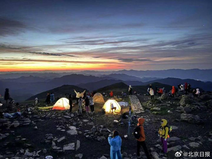 凌晨的灵山顶峰十分热闹。