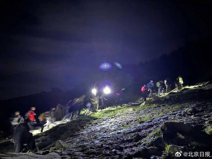 部分山坡的草甸植被被踩秃。