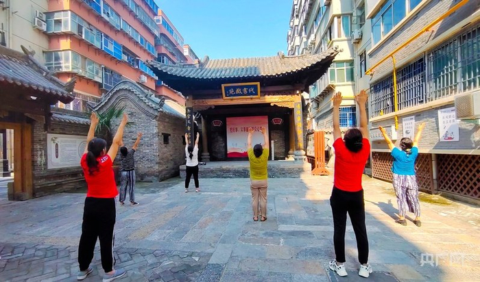 代书胡同社区居民正在做晨练（央广网见习记者  郝振青  摄）