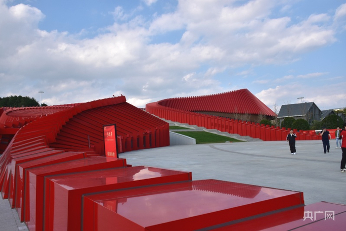 “红飘带”建筑外景（央广网记者  杨贇  摄）