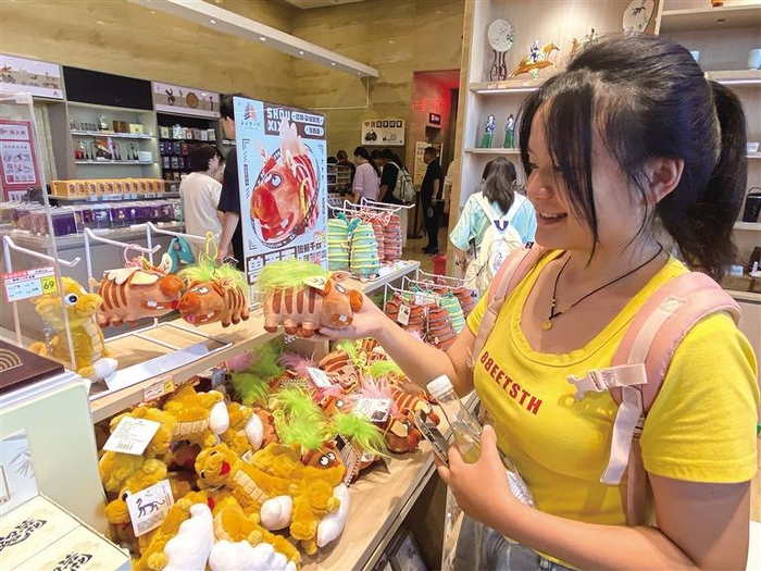 游客在欣赏毛绒文创“兽西西”系列产品。 本稿照片均由本报记者 柏桦摄