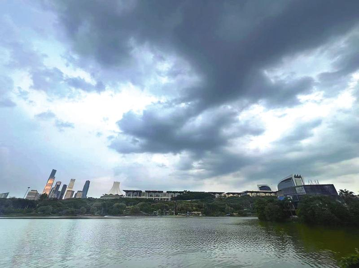     ◀昨日南宁天气仍十分炎热，即将到来的“退烧雨”将缓解高温。   本报记者宋延康 摄