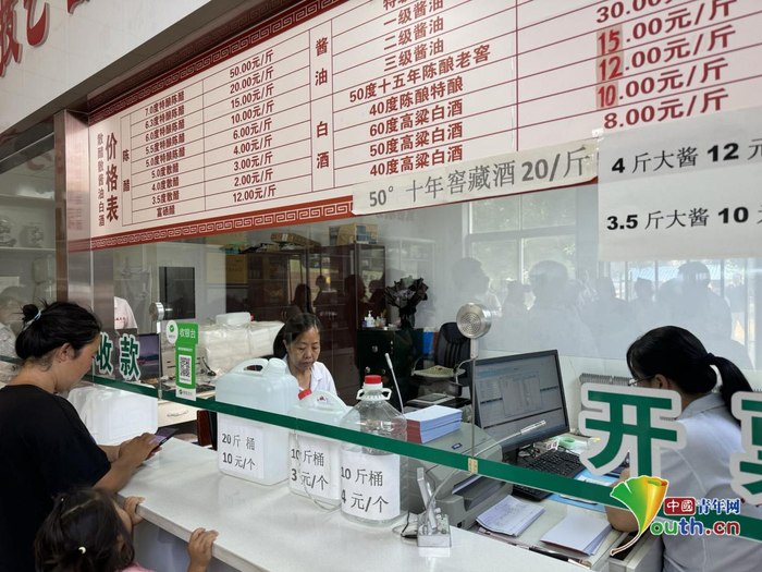 喀左塔城精制陈醋售卖窗口，村民正在买醋。乔佳新 摄