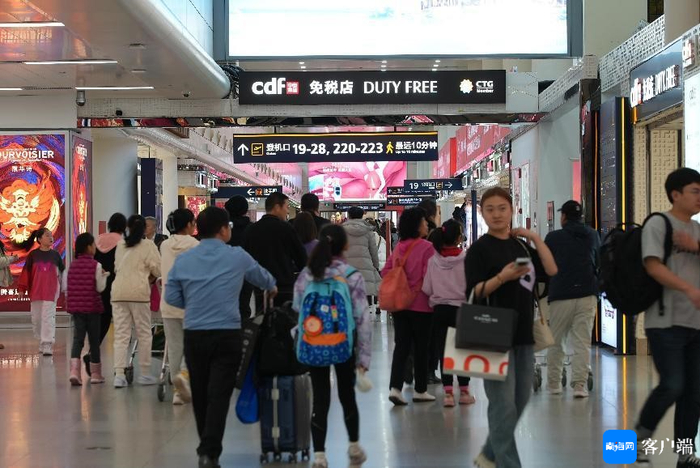 游客在免税店采购。cdf三亚国际免税城供图