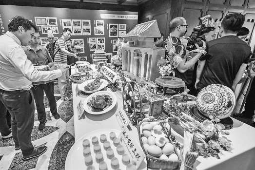 全聚德中轴食礼、都一 处、萃 华楼、淮扬府等27家中轴线餐饮食品商户，带来上百种特色美食以及非遗技艺展示。本报记者邓伟 摄