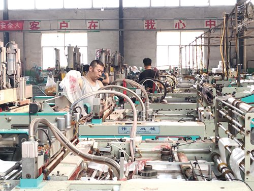 　　图为刘官庄镇塑料企业生产场景。