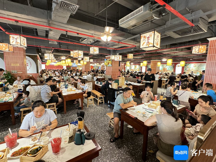 每天上午10点到12点，下午3时到5点，是老爸茶馆最为热闹的时段。记者 郑光平 摄