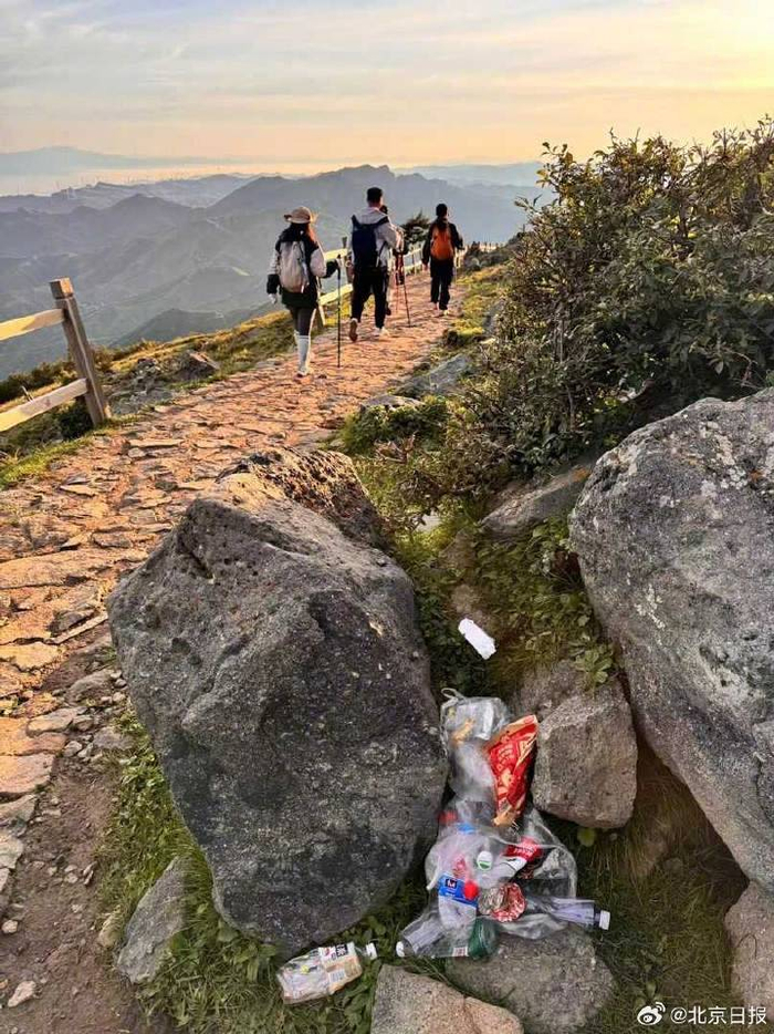 登山道路边被丢弃的垃圾。