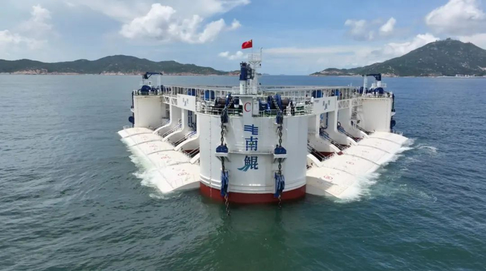 “南鲲”号每天最大发电量可供应3500户家庭一天的用电量。周卓英 摄