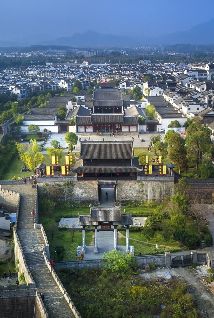 徽州古城景色（无人机照片）。（歙县县委宣传部供图）
