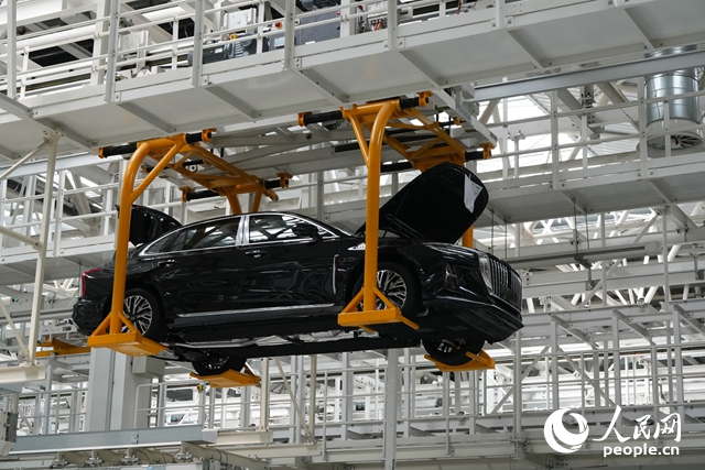 一汽红旗繁荣工厂总装车间内，机器人在生产线上装配车辆。人民网记者 李洋摄