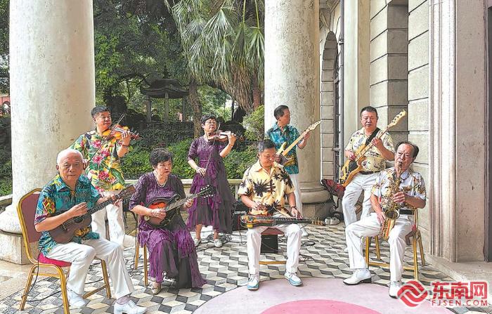 鼓浪屿居民组成的雷厝乐队在岛上表演。福建日报记者 施辰静 摄