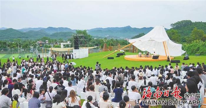 近日，中国当代作家余华新书《山谷微风》首发式在三亚阿那亚社区举行。本版图片除署名外均由海南日报全媒体记者王程龙 摄