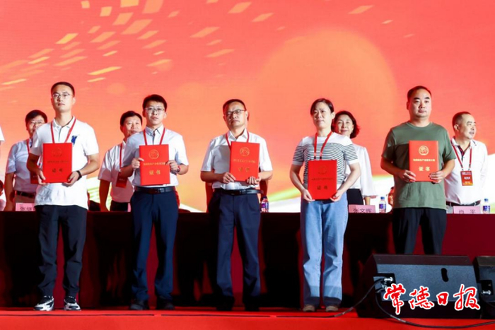 市自然资源和规划局相关负责人（左三）上台领奖