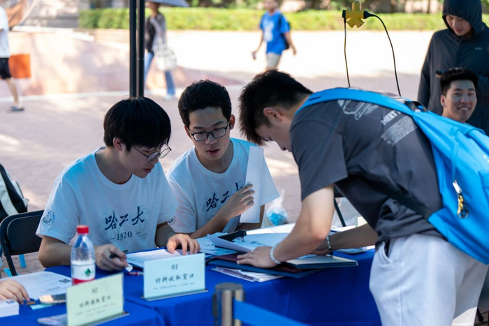 志愿者为新生做登记