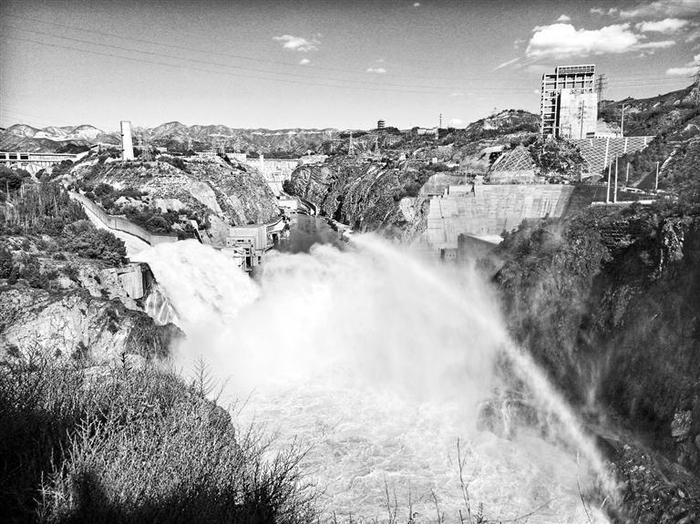 刘家峡水电站防汛泄洪。（本版图片均为中共临夏州委党史研究室提供）