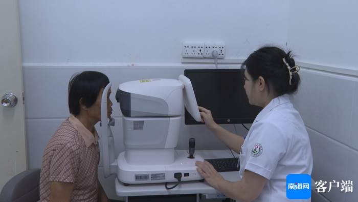 资料图：医生正在为白内障患者进行检查。