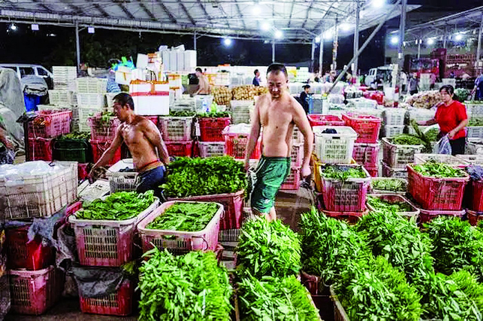     8月28日凌晨，九龙坡区蔬菜批发市场，卖家正在忙着转运蔬菜。