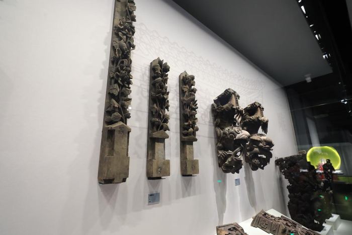 安徽徽州历史博物馆内展示的木雕花卉。新华社发（樊成柱 摄）