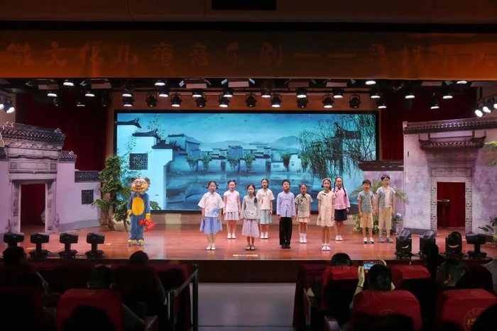 8月23日晚，在安徽博物院举办的“寻找清风”夜游活动中，孩子们表演儿童音乐剧。新华社发