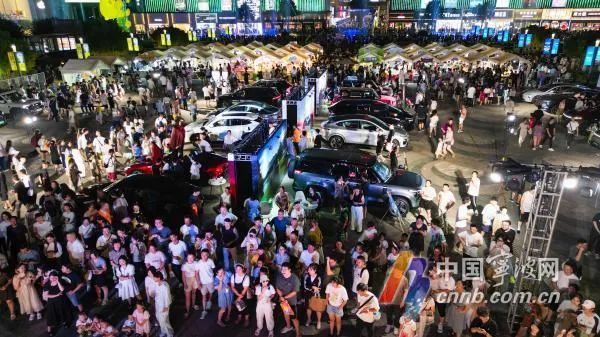 汽车展销活动现场。宁波天一广场供图