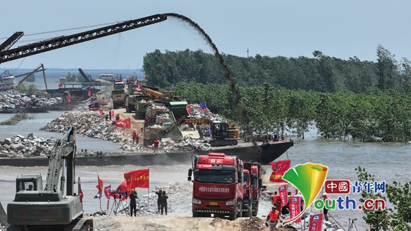 洞庭湖决口封堵现场。应急管理部自然灾害工程应急救援合肥队供图