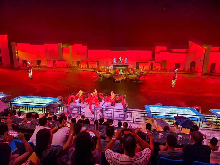 8月15日晚，在安徽省黄山市黟县宏村景区旁，大型实景演出《宏村阿菊》正在上演。新华社记者 郭晨 摄