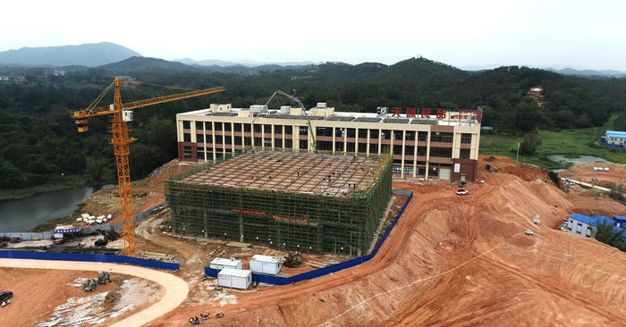 图为正在建设中的陆川猪产业园。