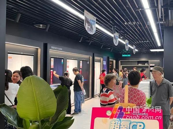 市民正在购买家电。苏宁易购供图