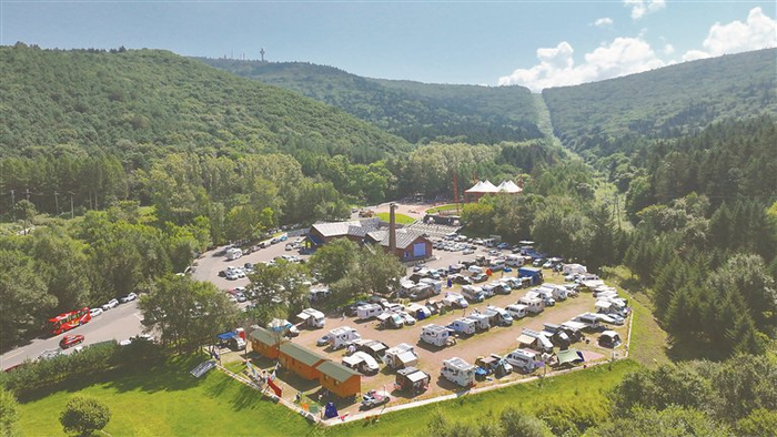 兴安国家森林公园的房车自驾营地受到车友热捧。伊春市委宣传部提供