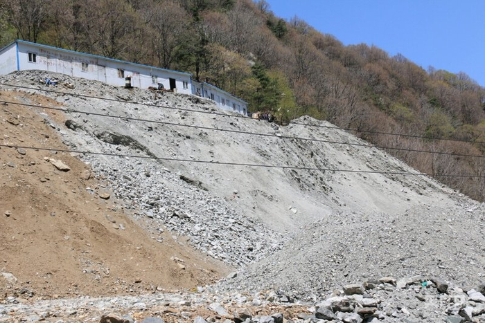 “河南之巅”小秦岭主峰老鸦岔垴矿山治理前的景象（受访者供图）