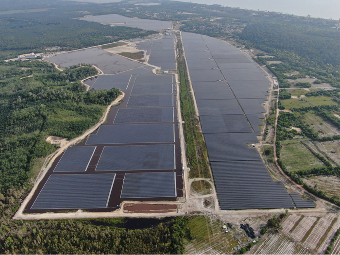 （马来西亚100MW漂浮+地面光伏融合项目，图片来源：Cypark Resources Berhad）