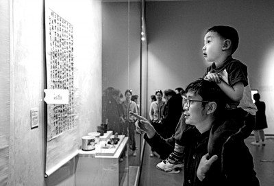 观众在海南省博物馆观看苏轼主题文物展。新华社发