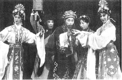 1998年9月，长安大戏院上演《碧波金鳞》。图源：北京日报