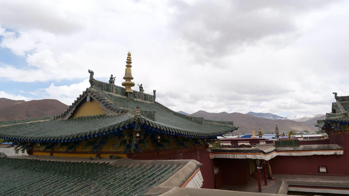   这是夏鲁寺重檐歇山式屋顶，呈现典型的汉藏融合风格（2024年5月8日摄）。新华社记者 邱星翔 摄